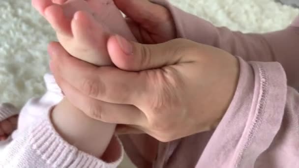 Madre Con Tenerezza Tiene Gamba Della Sua Bambina Facendo Leggero — Video Stock