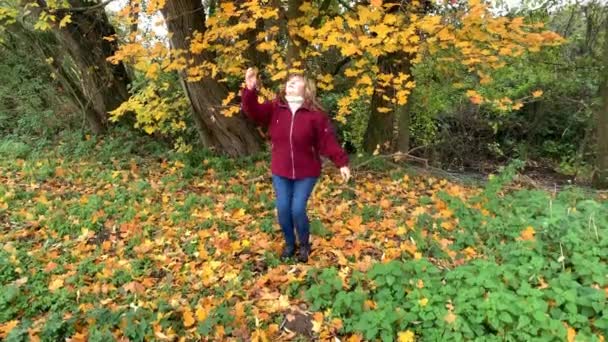 Medelålders Kvinna Kär Blå Jeans Och Vinröd Jacka Kul Parken — Stockvideo