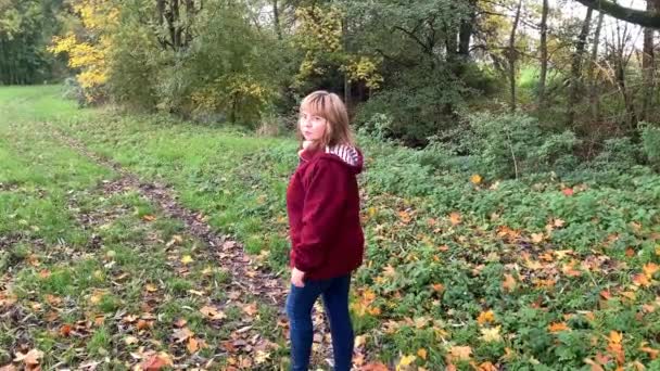 Verliebte Frau Mittleren Alters Blauen Jeans Und Weinroter Jacke Die — Stockvideo