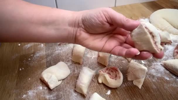 Mulher Preparando Prato Carne Massa Uma Mesa Madeira Polvilhada Com — Vídeo de Stock