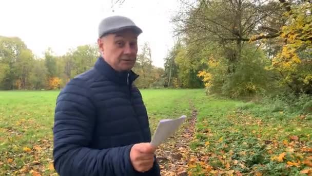 Man Van Middelbare Leeftijd Houdt Papier Zijn Handen Emotioneel Boos — Stockvideo