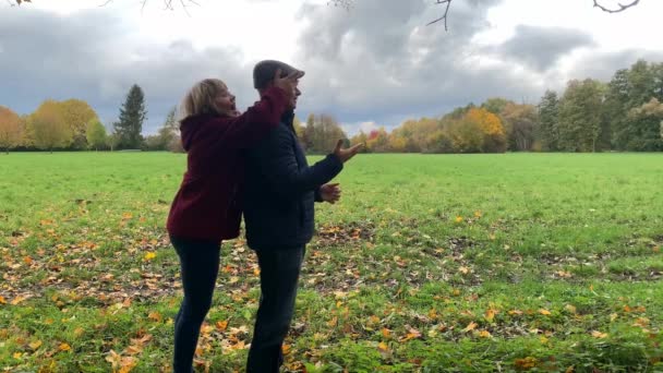 Mann Mittleren Alters Blickt Eifrig Auf Seine Uhr Wartet Herbstpark — Stockvideo