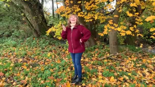Mulher Meia Idade Jeans Azuis Casaco Borgonha Parque Outono Emocionalmente — Vídeo de Stock