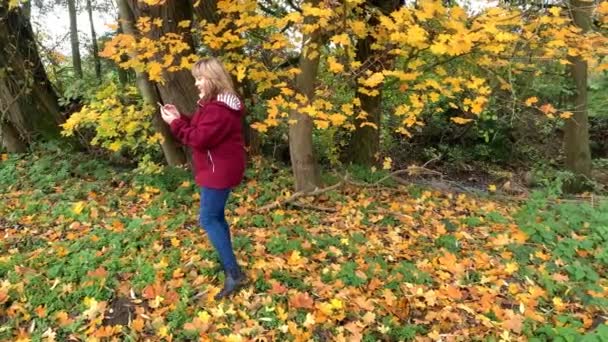 Žena Středního Věku Modrých Džínách Vínové Bundě Podzimním Parku Emocionálně — Stock video