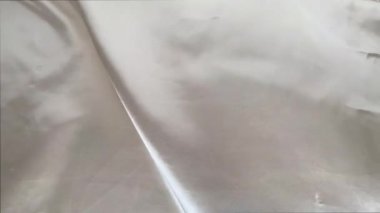 Beyaz renkli güzel ipek kumaş, küçük kıvrımlarla örtülmüş, yumuşak akışlı, lüks, düğün konsepti, doku, arkaplan, bir kart formu, kopyalama alanı