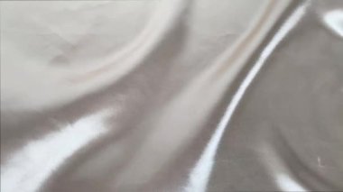 Beyaz renkli güzel ipek kumaş, yumuşak bir şekilde küçük pilelerle örtülmüş, lüks, düğün konsepti, doku, arkaplan, kart formu, kopyalama alanı