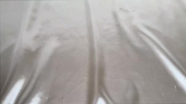 Belo Tecido Seda Cor Branca Envolto Com Pequenas Dobras Fluindo — Vídeo de Stock