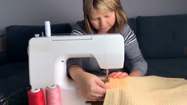 Frau Näht Texturstoff Auf Einer Modernen Nähmaschine Während Sie Hause — Stockvideo