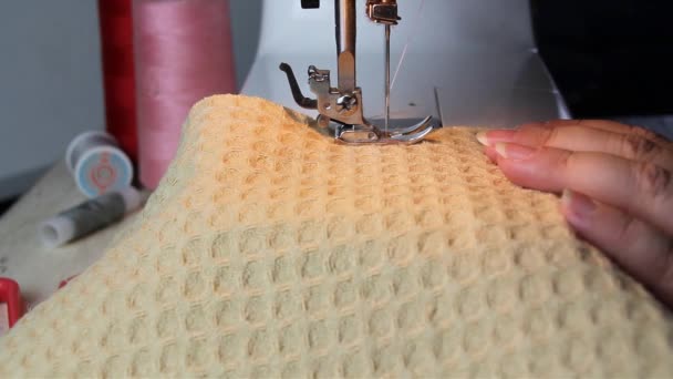Donna Cuce Tessuto Texture Una Macchina Cucire Moderna Mentre Seduto — Video Stock