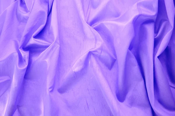 色彩艳丽的淡紫色真丝面料，褶皱小，柔滑飘逸，奢华的概念，婚纱，复印空间 — 图库照片