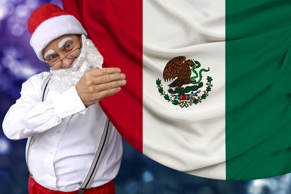 Santa Claus con barba sostiene una hermosa bandera nacional de color del estado de México sobre tela, concepto de turismo, año nuevo y Navidad, perspectivas económicas y políticas —  Fotos de Stock