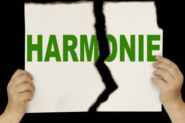 kadın elleri siyah bir arka plan üzerinde tutmaktadır karton bir levha Fransızca, kavram kelime Harmony ile ikiye yırtılmış