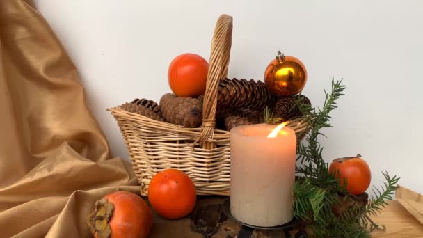 Orange Julgran Bollen Svajar Framför Vacker Stilleben Med Korg Koner — Stockvideo