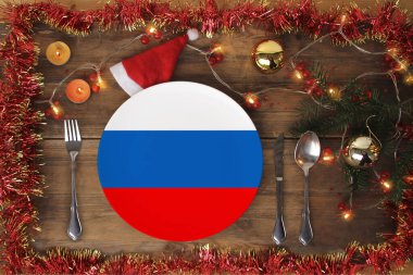 Rusya bayrağı, Noel süsleri, çelenkler, mumlar, geleneksel Yeni Yıl yemeği konsepti, gastronomik turizm