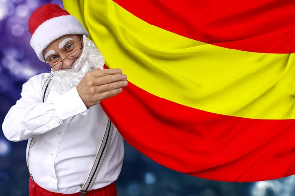 Santa Claus con barba sostiene la hermosa bandera nacional de color del estado de España sobre tela, concepto de turismo, Año Nuevo y Navidad, perspectivas económicas y políticas — Foto de Stock