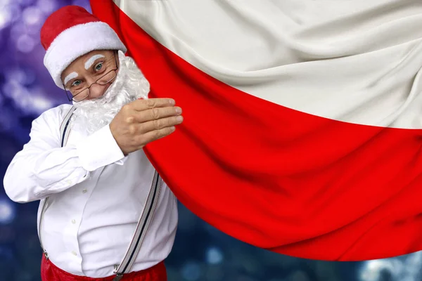 Père Noël avec une barbe tient un beau drapeau national coloré de l'état de Pologne sur le tissu, concept de tourisme, Nouvel An et Noël, perspectives économiques et politiques — Photo