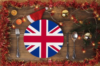 Büyük Britanya bayrağı, Noel süsleri, çelenkler, mumlar, geleneksel Yeni Yıl yemeği konsepti, gastronomik turizm