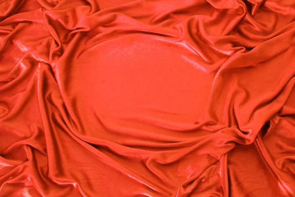Belo tecido de seda em vermelho drapeado com pequenas dobras, fluxo suave, conceito de luxo, casamento, espaço de cópia — Fotografia de Stock