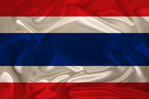 Foto bendera nasional Thailand pada tekstur satin yang mewah, sutra dengan gelombang, lipatan dan sorotan, penutupan, ruang fotokopi, konsep perjalanan, ekonomi dan kebijakan negara, ilustrasi — Stok Foto