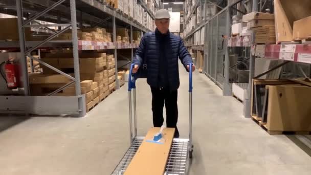 Man Jacket Carries Large Shopping Trolley Self Service Furniture Store — Stock Video