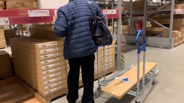 Man Jacket Carries Large Shopping Trolley Self Service Furniture Store — Stock Video