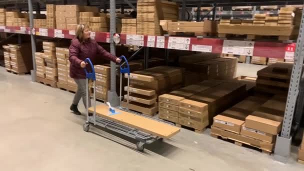 Woman Jacket Carries Large Shopping Trolley Self Service Furniture Store — Stock Video