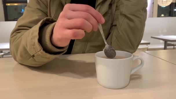 Mann Café Rührt Zucker Kaffee Mit Einem Löffel Einer Weißen — Stockvideo