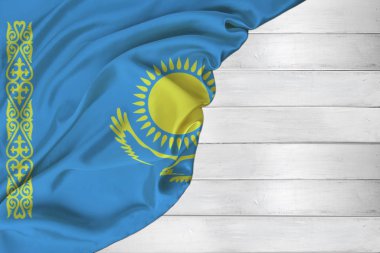 Modern Kazakistan 'ın yatay rengi ulusal bayrak, güzel ipek, beyaz ahşap zemin, turizm kavramı, ekonomi, politika, göç, bağımsızlık günü, kopyalama alanı, şablon
