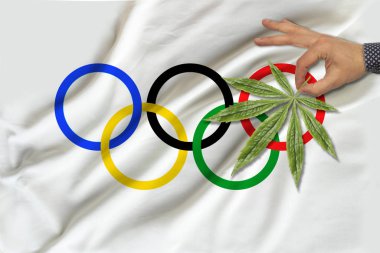 Güzel Olimpiyat bayrağında yeşil kenevir yaprağı resmi, tıbbi esrar konsepti, doping testi konsepti, tıbbi muayene