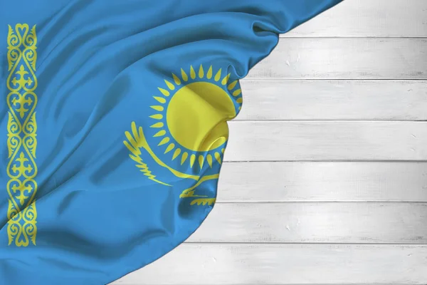 Vízszintes szín nemzeti zászló modern állam Kazahsztán, gyönyörű selyem, fehér fa háttér, koncepció a turizmus, gazdaság, politika, kivándorlás, függetlenség napja, másolás tér, sablon — Stock Fotó