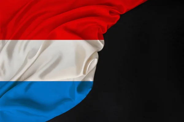 Renk ulusal Lüksemburg bayrağı, güzel ipek, siyah boşluk, turizm konsepti, ekonomi, politika, göç, bağımsızlık günü, kopya alanı, şablon, yatay — Stok fotoğraf
