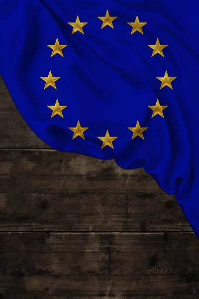 Vertikální barva vlajka Evropské unie, symbol sjednocené Evropy, krásné hedvábí, pozadí staré dřevo, koncept cestovního ruchu, ekonomika, politika, emigrace, den nezávislosti, kopírovací prostor, šablona — Stock fotografie