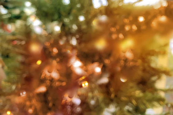 Красивый размытый новогодний или рождественский фон с огнями, боке и бликами, праздничная концепция настроения, копировальное пространство — стоковое фото