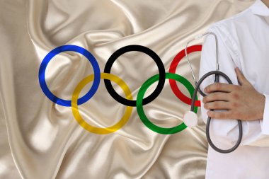 Angola Olimpiyat bayrağının arka planına bakan steteskoplu bir doktorun güzel bir ipek kumaş üzerinde çekilmiş fotoğrafı. Tıbbi muayene kavramı ve dopingle mücadele komitesi.