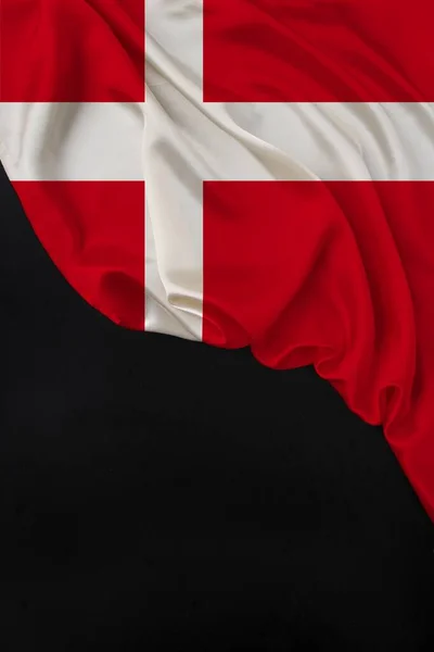 Pionowy kolor narodowy flaga współczesnego państwa Danii, piękny jedwab, czarna forma pusta, pojęcie turystyki, ekonomia, polityka, emigracja, dzień niepodległości, przestrzeń kopii, szablon — Zdjęcie stockowe
