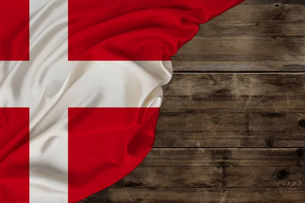 Kolorowe flagi narodowe współczesnego państwa Danii, piękny jedwab, stare tło drewna, koncepcja turystyki, gospodarka, polityka, emigracja, dzień niepodległości, przestrzeń kopii, szablon, horyzontalne — Zdjęcie stockowe