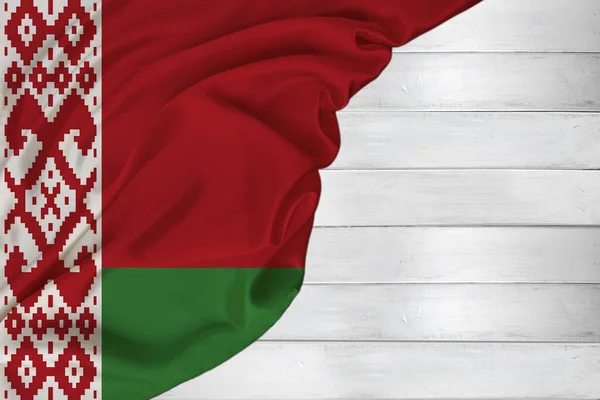 Bandeira nacional colorida horizontal do estado moderno da Bielorrússia, seda bonita, fundo de madeira branca, conceito de turismo, economia, política, emigração, dia da independência, espaço de cópia, modelo — Fotografia de Stock