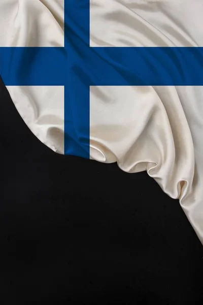Jultomten med skägg har en vacker färgad nationalflagga av staten Finland på tyg, begreppet turism, nyår och jul, ekonomiska och politiska utsikter — Stockfoto