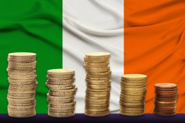 İrlanda bayrağı, noel süsü, çelenk, mumlar, geleneksel yeni yıl yemeği konsepti, gastronomik turizm içeren güzel bir Noel kompozisyonu.