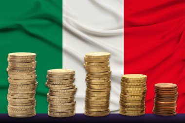 çocuk, çocuk, beyaz bir doktorun ceketi, şapkası ve maskesi içinde kırmızı bir kalp modeline steteskop takılmış, İtalya bayrağı arka planı, yakın plan, yüz odaklanması, tıbbi konsept, kardiyoloji, fotokopi alanı