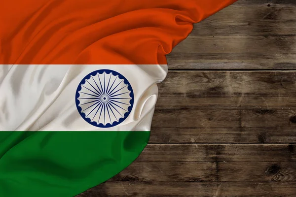 Couleur drapeau national de l'état moderne de l'Inde, belle soie, vieux fond de bois, concept de tourisme, économie, politique, émigration, jour de l'indépendance, espace de copie, modèle, horizontal — Photo