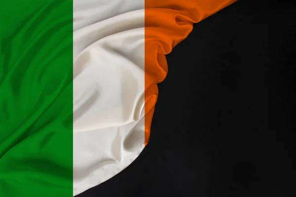 오늘날 아일랜드의 국기, 아름다운 비단, 검은 백지 형태, 관광, 경제, 정치, 이민, 독립일, 복사 공간, 템플릿, 수평 — 스톡 사진