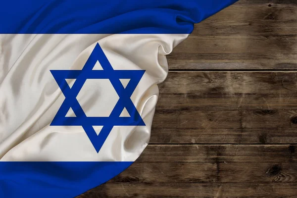 Bandera nacional del estado moderno de Israel, seda hermosa, fondo madera vieja, concepto de turismo, economía, política, emigración, día de la independencia, espacio de copia, plantilla, horizontal —  Fotos de Stock