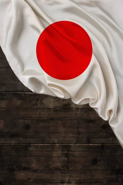 Cor vertical bandeira nacional do estado moderno do Japão, seda bonita, fundo madeira velha, conceito de turismo, economia, política, emigração, dia da independência, espaço de cópia, modelo — Fotografia de Stock