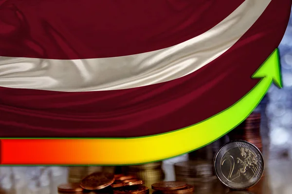 Flecha de las posiciones crecientes de la moneda del euro y la bandera del país de Letonia, el concepto de crecimiento financiero, la dinámica del tipo de cambio a la moneda nacional —  Fotos de Stock