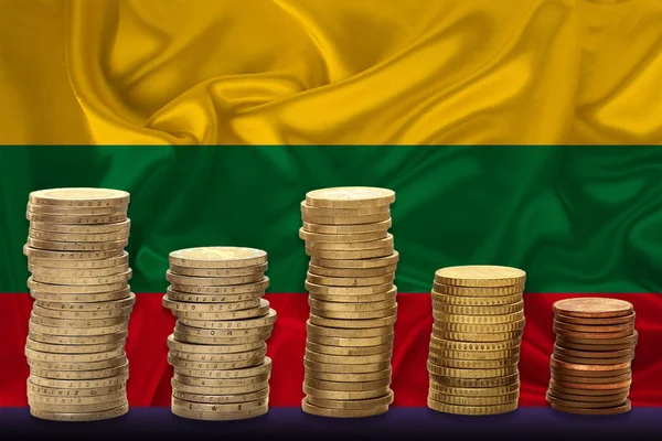 리투아니아의 국기, 금융 개념, 국가 통화의 역학, 재정의 평가 절하, 인플레이션을 배경으로 한 유럽 연합 (EU) 화폐의 무더기 — 스톡 사진