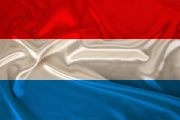 Schönes Foto der luxemburgischen Nationalflagge auf zarter, glänzender Seide mit weichen Drapierungen, das Konzept der Staatsmacht, das Landleben, horizontal, Nahaufnahme, Kopierraum — Stockfoto