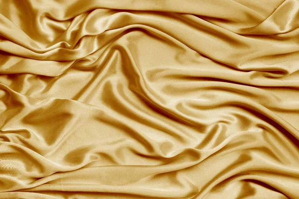 Arany gyönyörű szatén szövet draped puha redők, selyem ruhával háttér, közeli, másolási tér — Stock Fotó