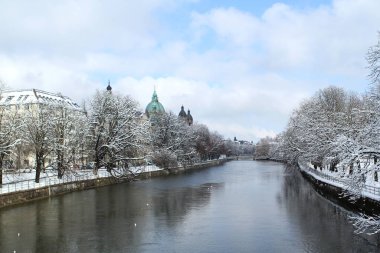 Isar nehri, Münih 'in soğuk, beyaz karlı arazisi arasında akar, kışın bir park, doğada mevsimsel değişim kavramı, kar yağışı, hava, iklim