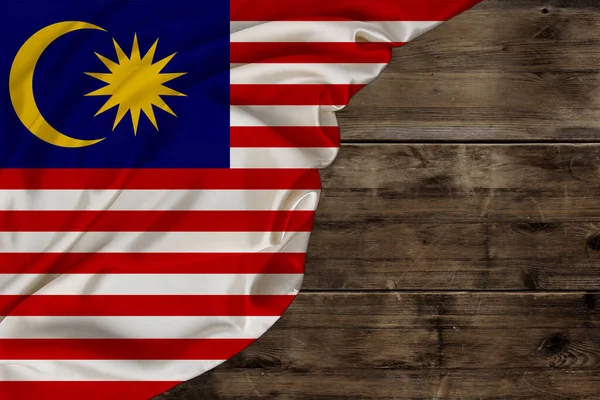 Национальный флаг современного штата Малайзия, красивый шелк, старый деревянный фон, концепция туризма, экономика, политика, эмиграция, день независимости, копировальное пространство, шаблон, горизонтальный — стоковое фото